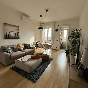  Appartamento Trilocale Con Due Balconi A Isola Porta Nuova
